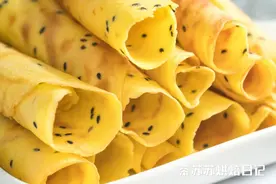 3个鸡蛋加碗面粉！搅和搅和，轻松一烙，酥脆的蛋卷就出来了图片