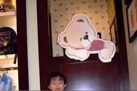 龙凤胎弟弟喜欢“偷穿”姐姐花裙子，带去检查，医生话让父母自责图片