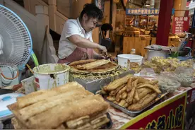 山东大爷摆摊卖煎饼，利用“一根火腿肠”，月赚6万，值得借鉴图片