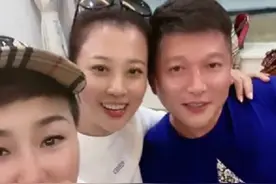 乡爱王云离婚再添锤？历小峰和王红梅相聚三亚，亲密贴脸手搭大腿图片