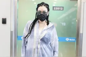 50岁钟丽缇好前卫，机场梳脏脏辫不敢认，宽松衬衫遮不住傲人身材图片