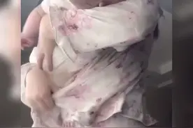 妈妈抱娃的一个小动作火了，网友：这个动作只有当过妈妈的人才懂图片