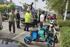 南宁交警、城管联合整治共享车乱停图片