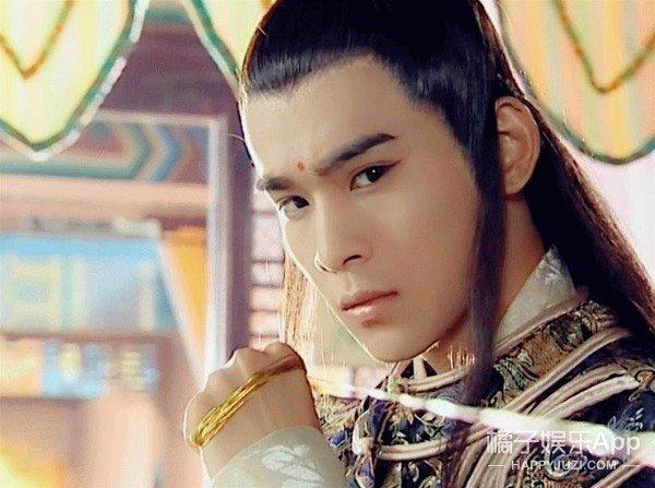 还记得《雪花女神龙》里的欧阳明日吗？他现在长这样