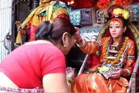 尼泊尔“活女神”的悲哀，被禁锢寺庙，双脚不能沾地，受百姓朝拜图片