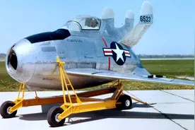 世界最小战斗机，还没一辆越野车大，想上天全靠轰炸机帮忙图片