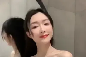 新买的裙子，胸前有两个小蝴蝶真可爱图片