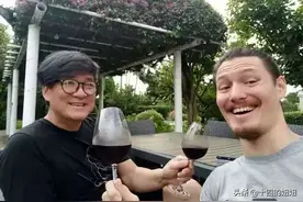 周华健为儿子庆生，90后儿子皮肤松弛似兄弟，他满口小牙太抢镜图片