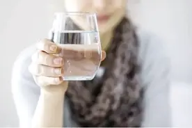 怀孕后总是想“喝水”，多半是因为这几点原因，孕妈无需过分担心图片