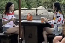 李嫣现身闺蜜聚会，穿热裤跷着腿喝咖啡，拎5位数包比王菲还阔绰图片