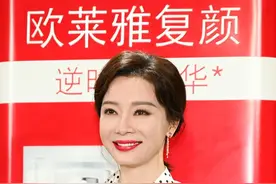 陈数把波点穿出贵气，黑白波点配着穿，自带精英的气质图片