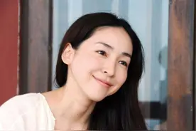 女人无论20岁还是60岁，少买网红护肤品！基础护肤买这3样就够了图片