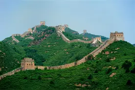 汉朝修筑长城时，会在城墙的周围撒一层细沙，防御住了匈奴的突袭图片