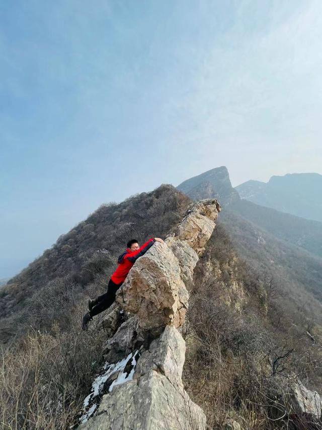 郑州驴友徒步经典户外线路，万丈梯刀背山穿越小长城黄金大草原