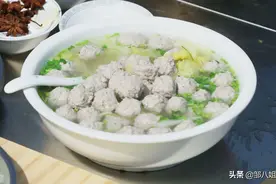 汆肉丸这么做，肉嫩香味浓，个个煮不散，教您详细做法，快来学图片