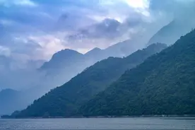 烟雨朦胧下的清江画廊，八百里清江美如画，宛如人间仙境图片