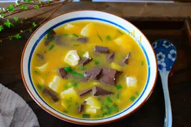 成本5元钱的鹅血豆腐汤最适合夏天，鲜美易消化，好吃看得见图片