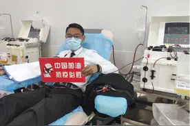 央媒聚焦！四川"山里娃"：15岁父亲去世，成全村第一个大学生，自赚生活费、偿还债务！图片