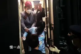 紧急！临产孕妇突然羊水破裂，火车上上演惊险一幕视频封面