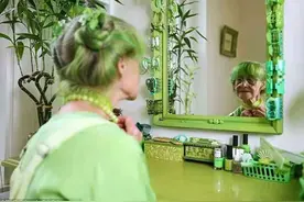 钟爱绿色的老奶奶：穿上这抹原谅色，尘世间的烦恼将不再属于你图片