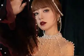 21岁打败王菲，身价3亿却背爱马仕装穷的阿兰：有钱太闲真烦恼图片