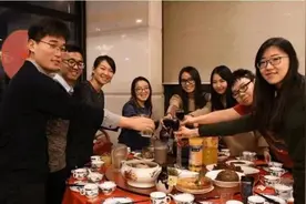 同学聚会，8女3男，菜还没上齐，女子就走了，女子：我觉得恶心图片