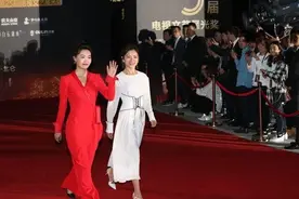 央视主持人就是大气，李梓萌穿一身红亮相红毯，可太有魄力了图片
