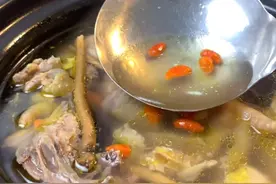 炖鸡汤怎么做清亮又滋补？大厨教你正确做法，不腥不柴，满屋飘香图片