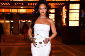 蕾哈娜妆容精致现身街头魅力十足，对镜头轻抚秀发风情万种图片