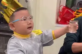 教科书式提杯！黑龙江一萌娃生日会提杯祝福亲友，一番话逗乐全场图片