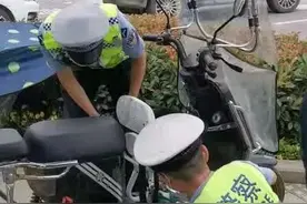 逆行、无牌无证、加装雨棚，武汉市江夏交警严查电动车违法图片
