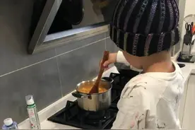 谢楠罕晒6岁儿子近照！踩凳子独自煮饭厨艺精湛，男人味堪比吴京图片