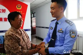 只因多看那一眼，他狂奔50米救出溺水女孩图片