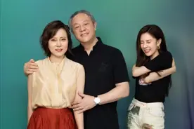 宋妍霏妈妈走红网络，气质比女儿还出众，网友：“妈妈届”天花板图片
