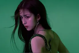 哈妮克孜青蛇白蛇双生，宛若美女蛇般婀娜写真图片