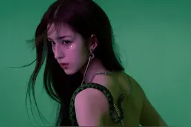 哈妮克孜青蛇白蛇双生，宛若美女蛇般婀娜写真图片