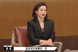 43岁郝蕾咋又胖了！光腿穿高筒靴大腿挤出肉，换新发型彻底时髦图片
