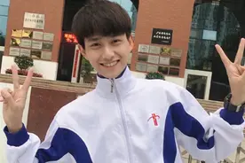 一颜值超高的数学老师被学生要求出道，长得帅真的比较受欢迎？图片