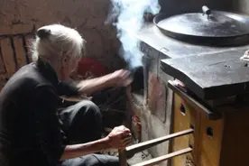 山西102岁老人把7旬儿子当小孩，还给儿子做饭，看她生活是啥样图片