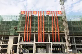 壶关常平温泉水乐园主题酒店工程主楼喜封金顶图片