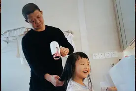 姚晨给女儿剪狗啃刘海 曹郁为小茉莉吹头表情抢镜图片