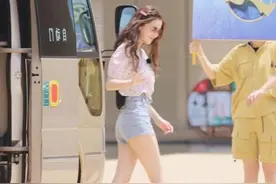 baby为了露大长腿，穿上超短裤录跑男，下车时的动作替她捏把汗图片