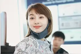 王子文“姐弟恋”之后满脸春风，穿印花衬衫+牛仔裙，这穿搭要火图片