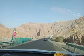 库车山神秘大峡谷图片