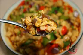 茄子切成丁淋上鸡蛋，实在太好吃了，我家一周吃6次，营养又下饭图片