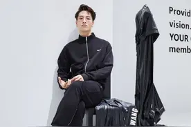 王嘉尔一身黑衣打卡TEAM WANG，今天是all black帅气王老板图片