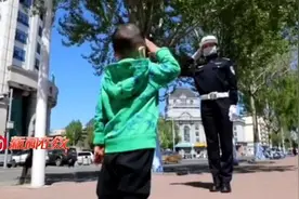全网寻找敬礼小男孩！哈尔滨街头这一幕太有爱了图片