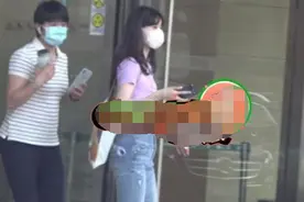 刘强东妻子章泽天出行带助理 发现偷拍镜头超淡定图片