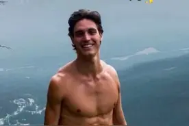 外国妹子吐槽男友身材比例像异形，真相却是大家全被耍了图片