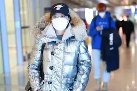 江珊也太怕冷了，羽绒服棉裤雪地靴齐上阵，素颜走机场像邻家大妈图片